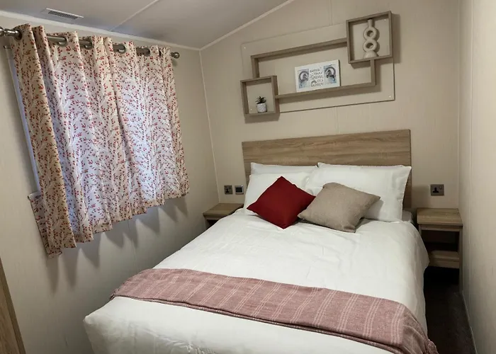 Modern & Blissful Beach Park Holiday Home In Dovercourt, Essex,